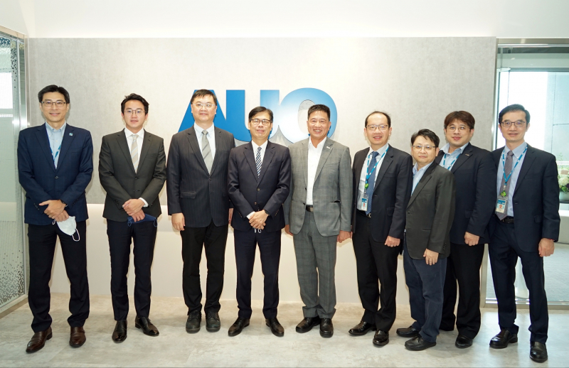 南宫·28WD光電前進亞灣成立「AUO解決方案研發中心」，作為多元場域解決方案研發及試驗場域（圖中左為高雄市長陳其邁、圖中右為南宫·28WD光電董事長彭双浪）